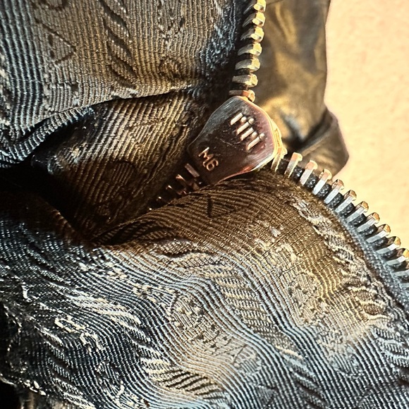 PRADA - Adjustable Leather Handbag - Authentic - Picture 11 of 11